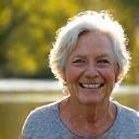 Elena, 55 ani, zâmbind radiant în timpul unei plimbări în natură